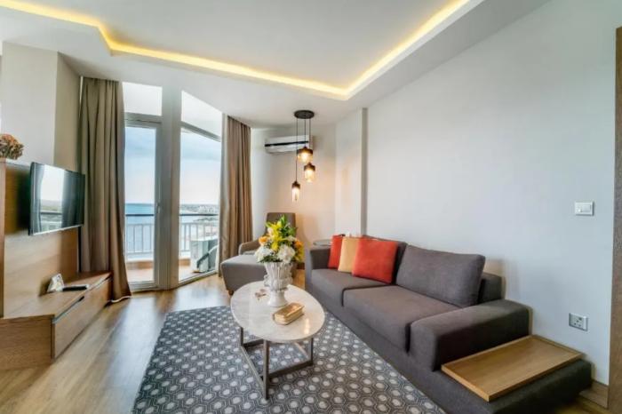 Salamis Bay Conti Resort Hotel & Casino Famaguszta Szoba fotó A living room in a modern apartment