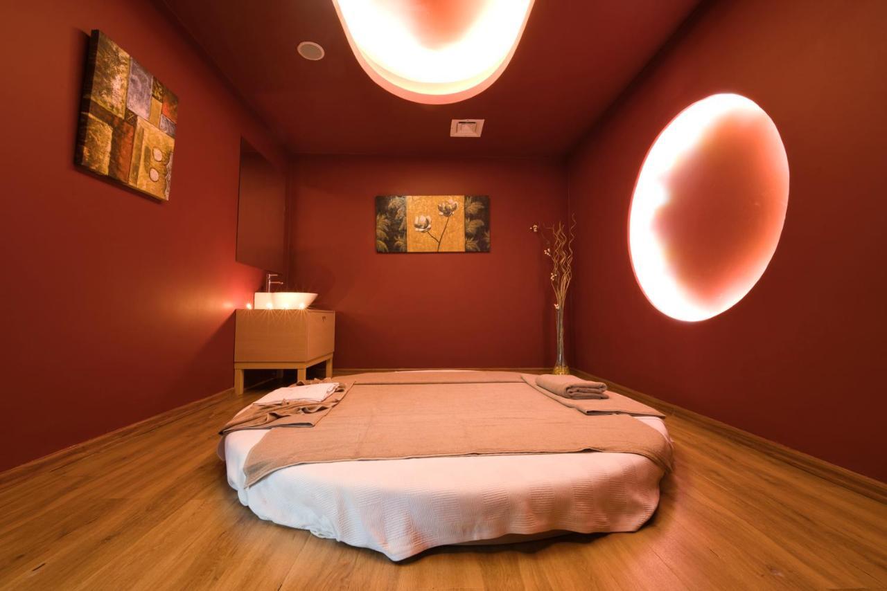 Salamis Bay Conti Resort Hotel & Casino Famaguszta Kültér fotó A massage room at a spa