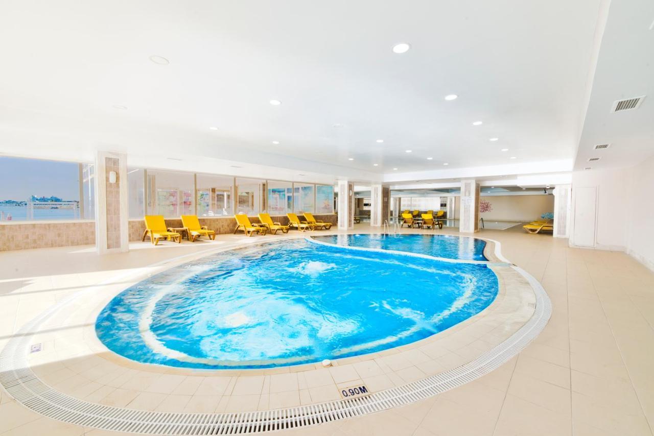 Salamis Bay Conti Resort Hotel & Casino Famaguszta Kültér fotó The swimming pool at the hotel