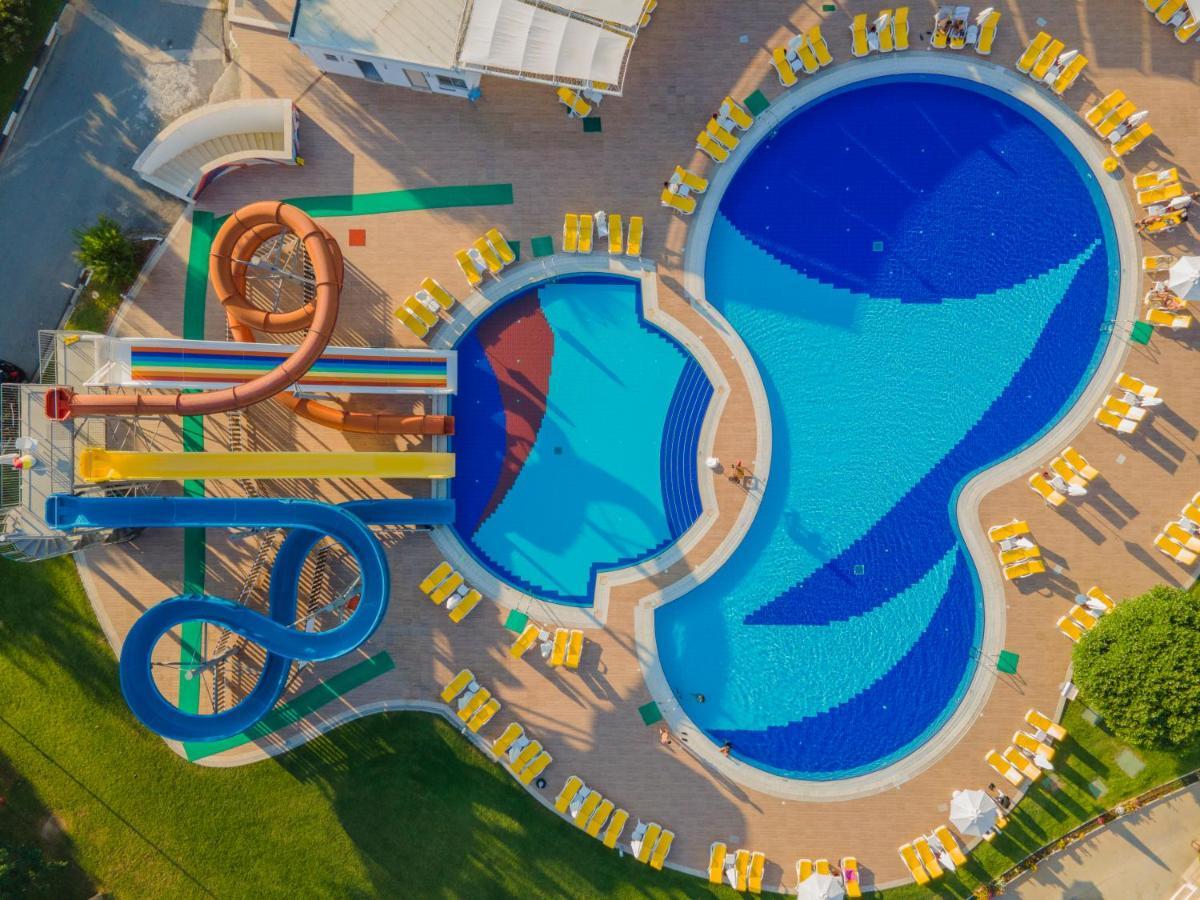 Salamis Bay Conti Resort Hotel & Casino Famaguszta Kültér fotó Aerial view of the water park