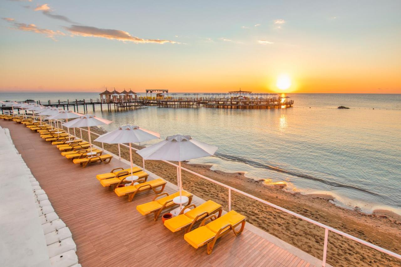 Salamis Bay Conti Resort Hotel & Casino Famaguszta Kültér fotó Sunset at the beach